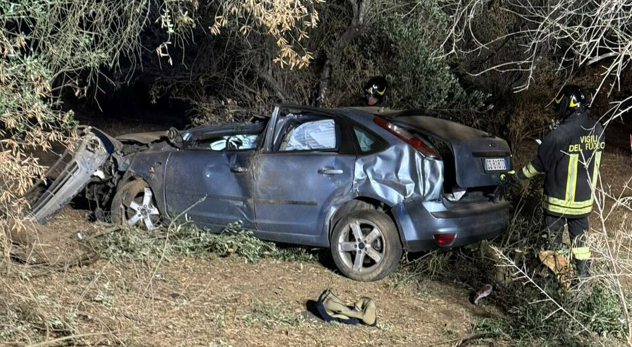 incidente sulla statale 7 ter a campi salentina auto si schianta contro un albero per evitare un cane due feriti a lecce