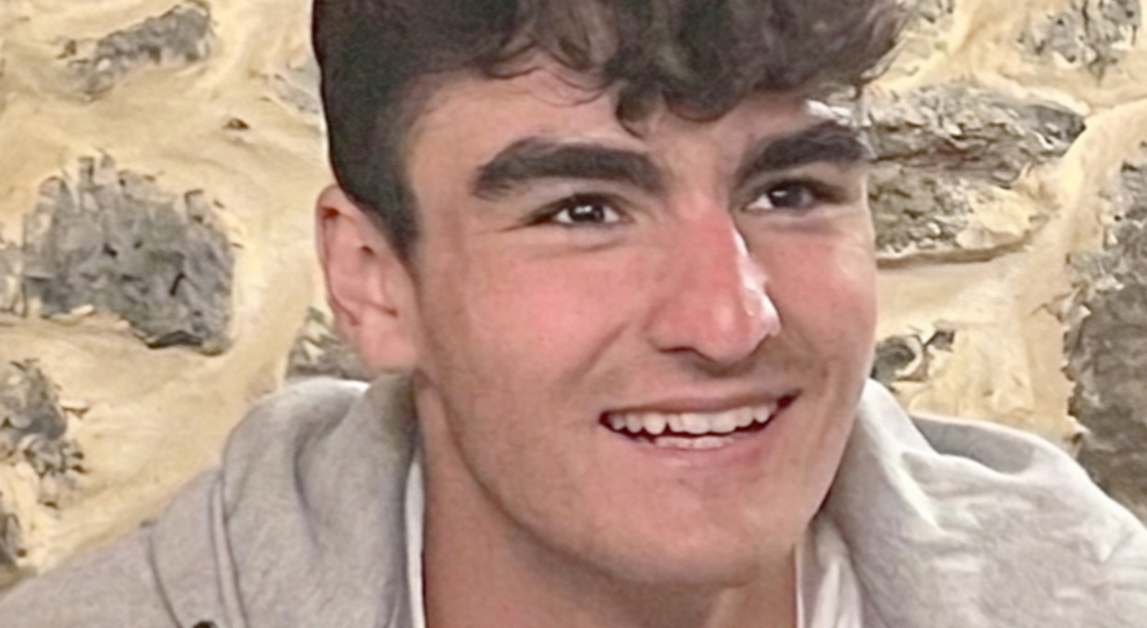 Un giovane di 22 anni, ex atleta del Mogliano Rugby, viene ricordato in una veglia di preghiera a Tombolo dopo la sua morte per complicanze tumorali, immagine di approfondimento