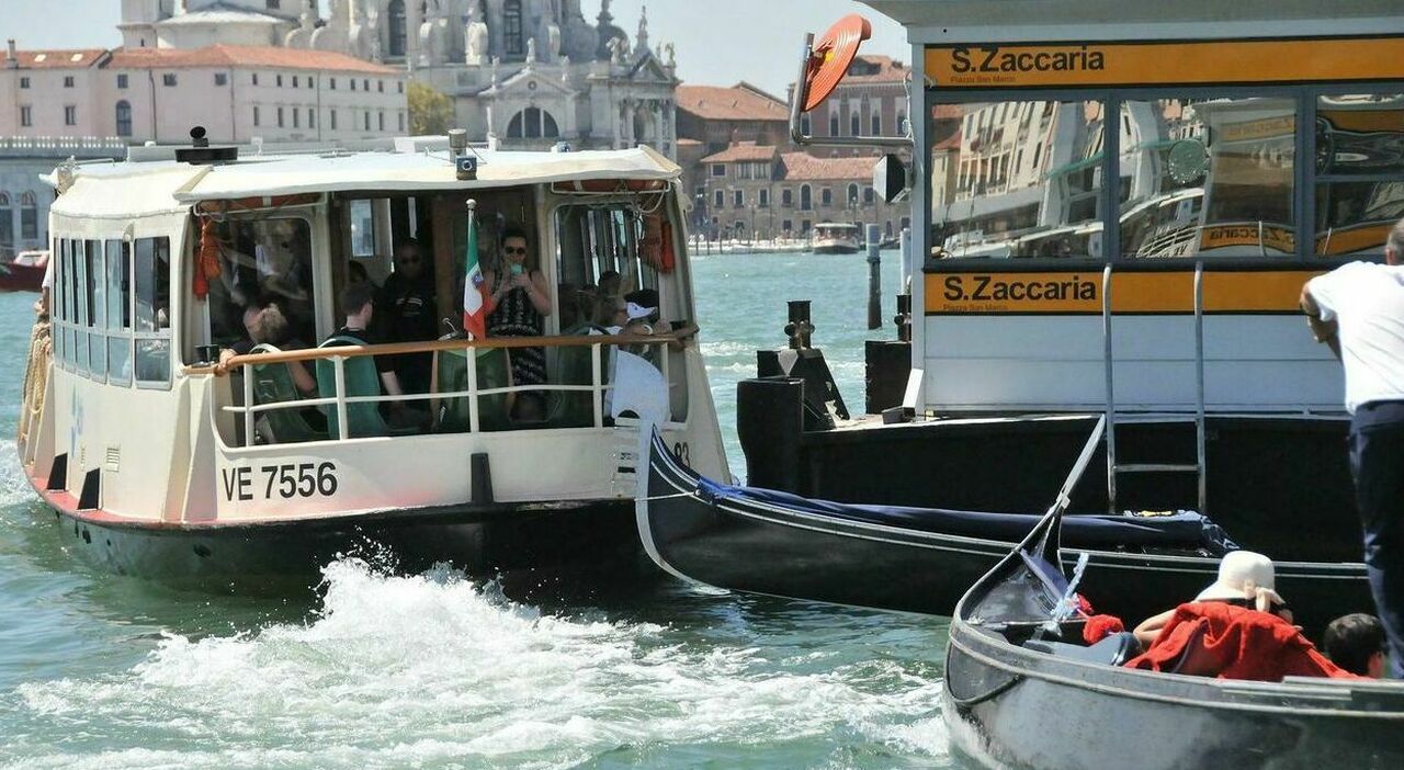 https://statics.cedscdn.it/photos/MED_HIGH/2026/08/02/9686497_02140501_coppia_lite_vaporetto_venezia_marinaio_lanciato_acqua_fidanzato.jpg