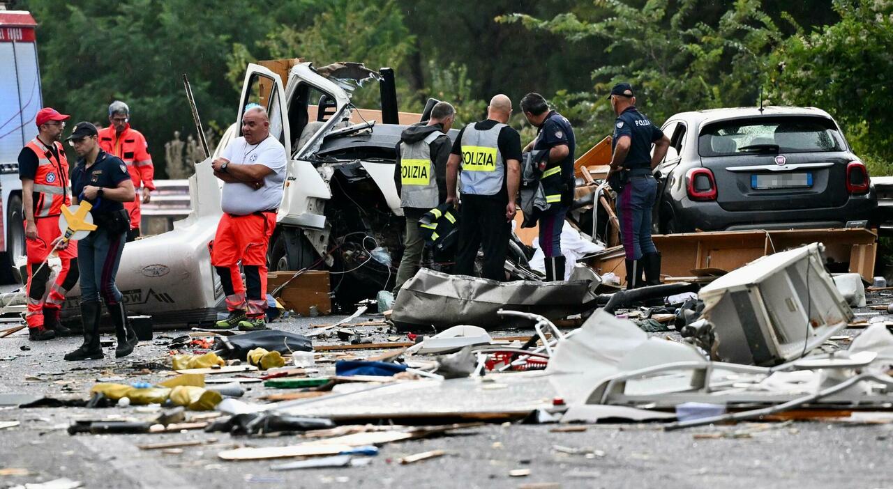 Incidente stradale tra pullman e camper a Colli sul Velino, 6 morti e 26 feriti, soccorso in atto