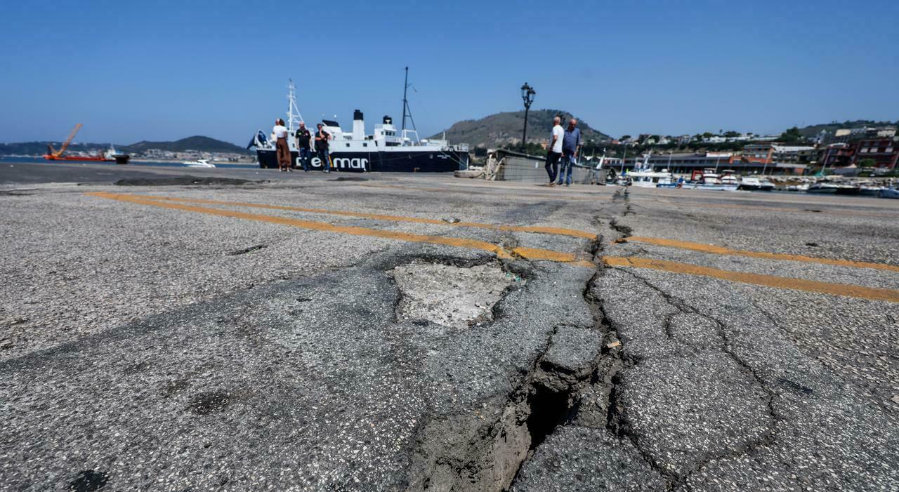Porto di Pozzuoli riaperto dopo chiusura per sisma, isole e treni in difficoltà