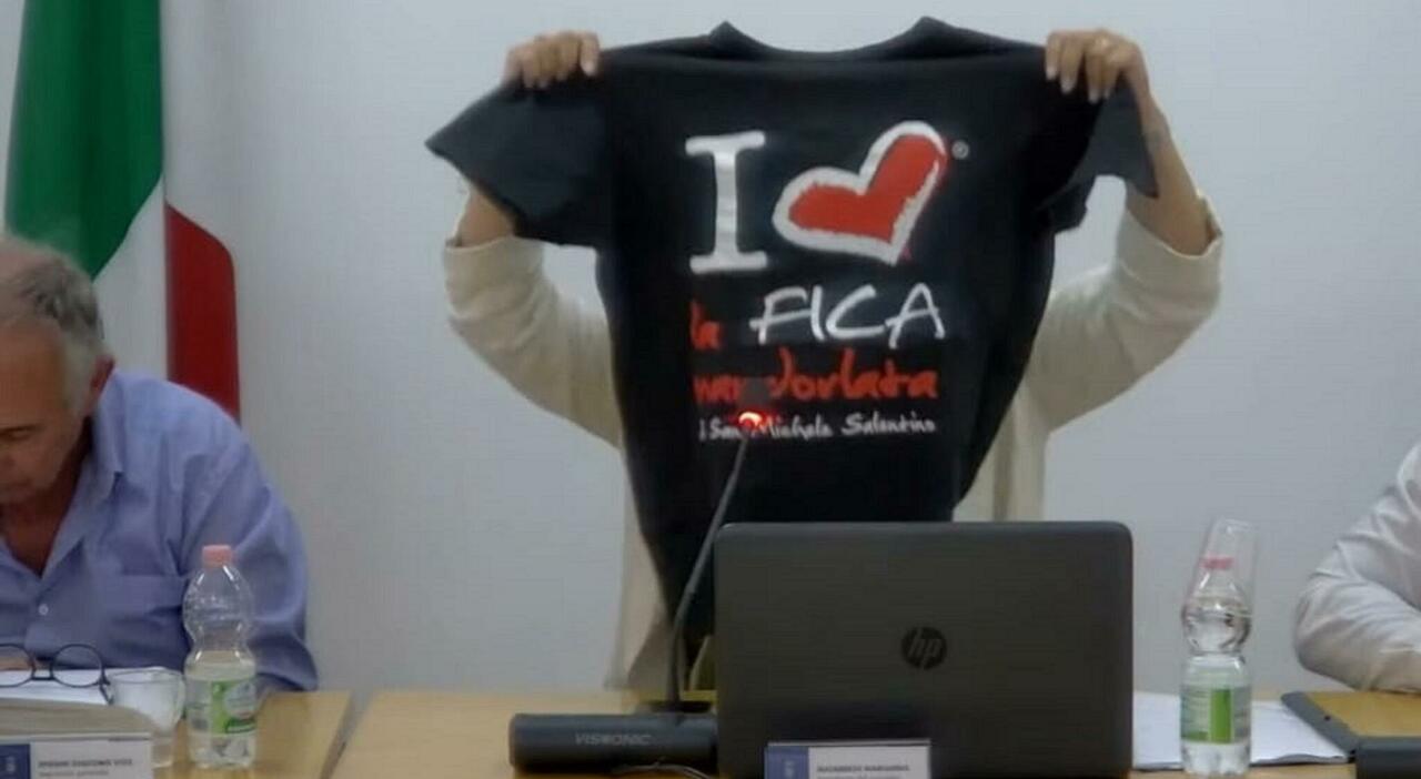 Magliette con slogan "Io amo la fica mandorlata di San Michele Salentino" in mostra durante il festival, dibattito tra politici e cittadini