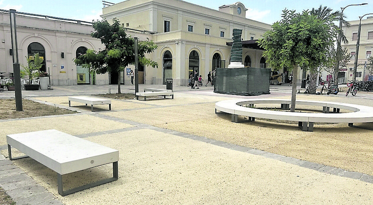 Piazze deserte di Lecce con vegetazione secca e panchine esposte al sole