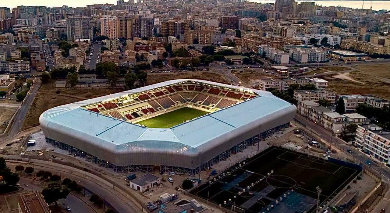 Stadio e infrastrutture a Taranto per i Giochi del Mediterraneo, con atleti e pubblico in attesa