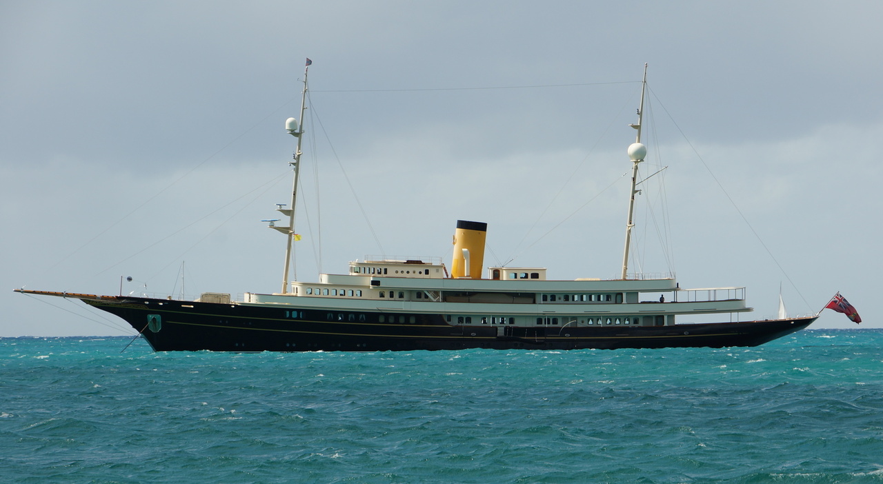 https://statics.cedscdn.it/photos/MED_HIGH/2026/08/03/9687985_03120919_yacht_nero_olbia_prezzo_lusso_bordo.jpg