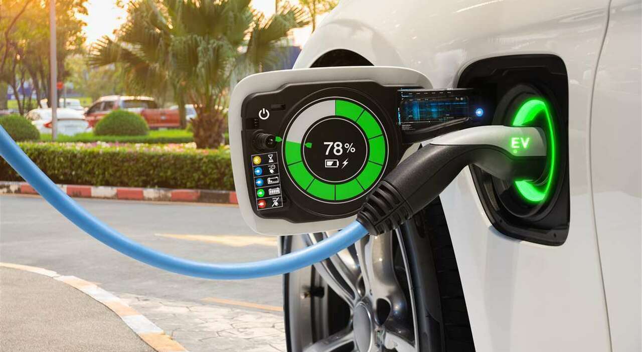 auto elettrica in ricarica