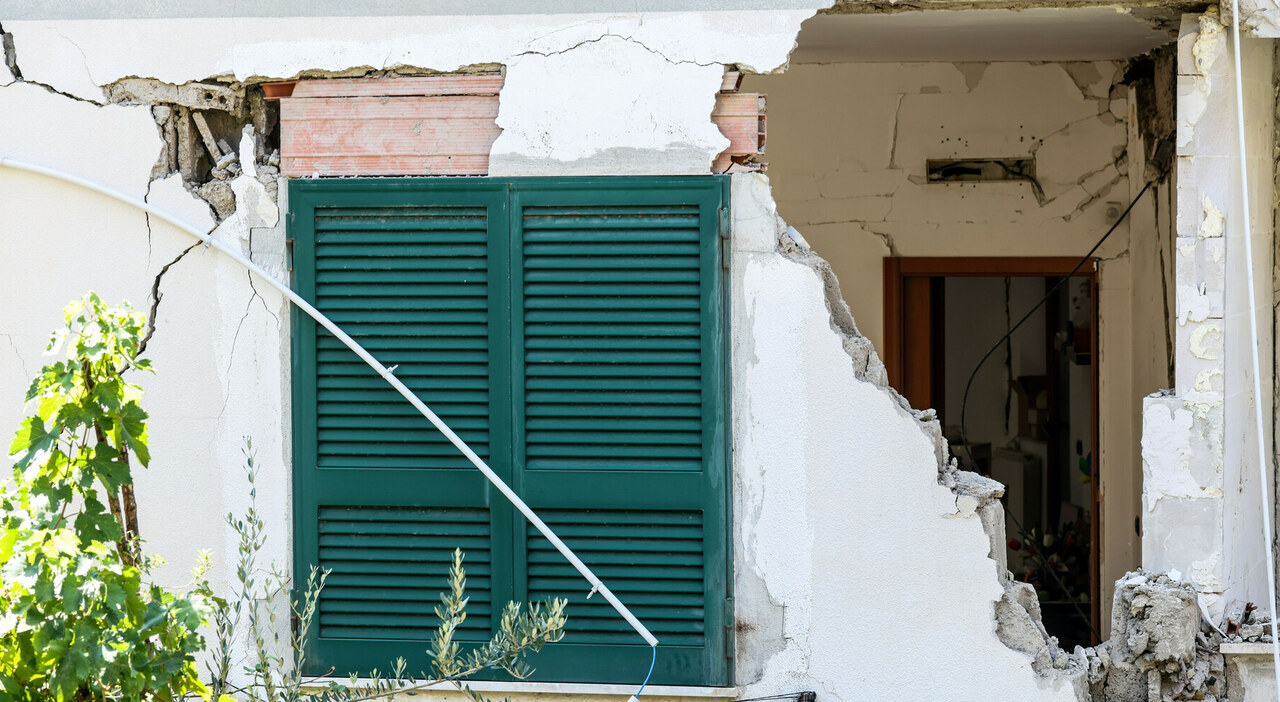 https://statics.cedscdn.it/photos/MED_HIGH/2026/08/03/9688521_03205316_campi_flegrei_indagini_costoni_non_messi_in_sicurezza_pozzuoli.jpg