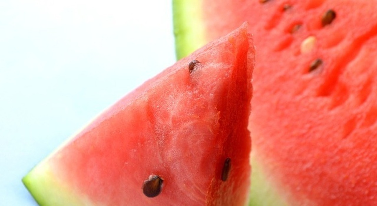 https://statics.cedscdn.it/photos/MED_HIGH/2026/08/04/9688711_04155320_anguria_semi_mangiare.jpg
