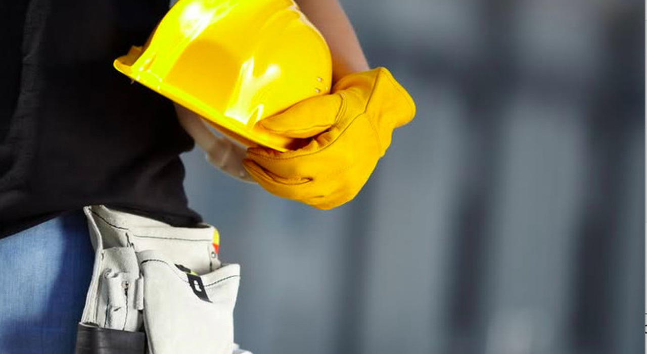 ercolano vola dal quarto piano di una palazzina operaio morto in via niglio da Ilmattino.it ercolano vola dal quarto piano di una palazzina operaio morto in via niglio