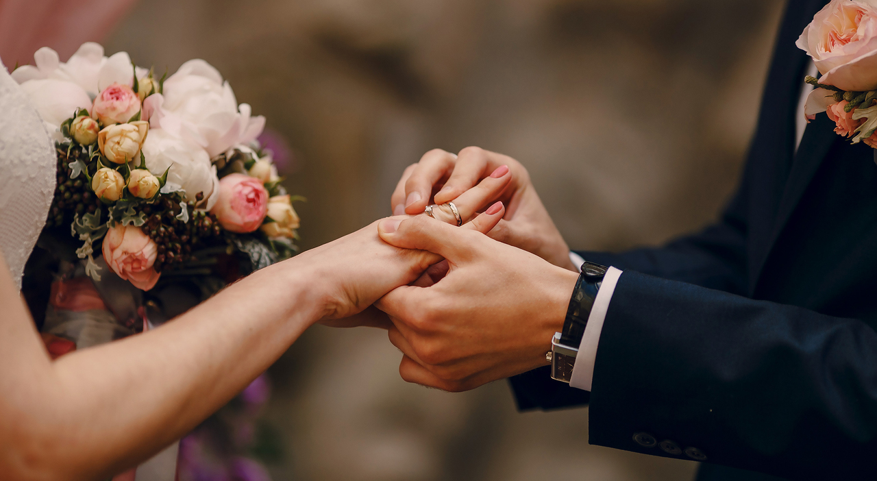 https://statics.cedscdn.it/photos/MED_HIGH/2026/08/04/9689684_14130026_matrimonio_incubo_catering_forfait_invitati_camerieri_sposi.jpg