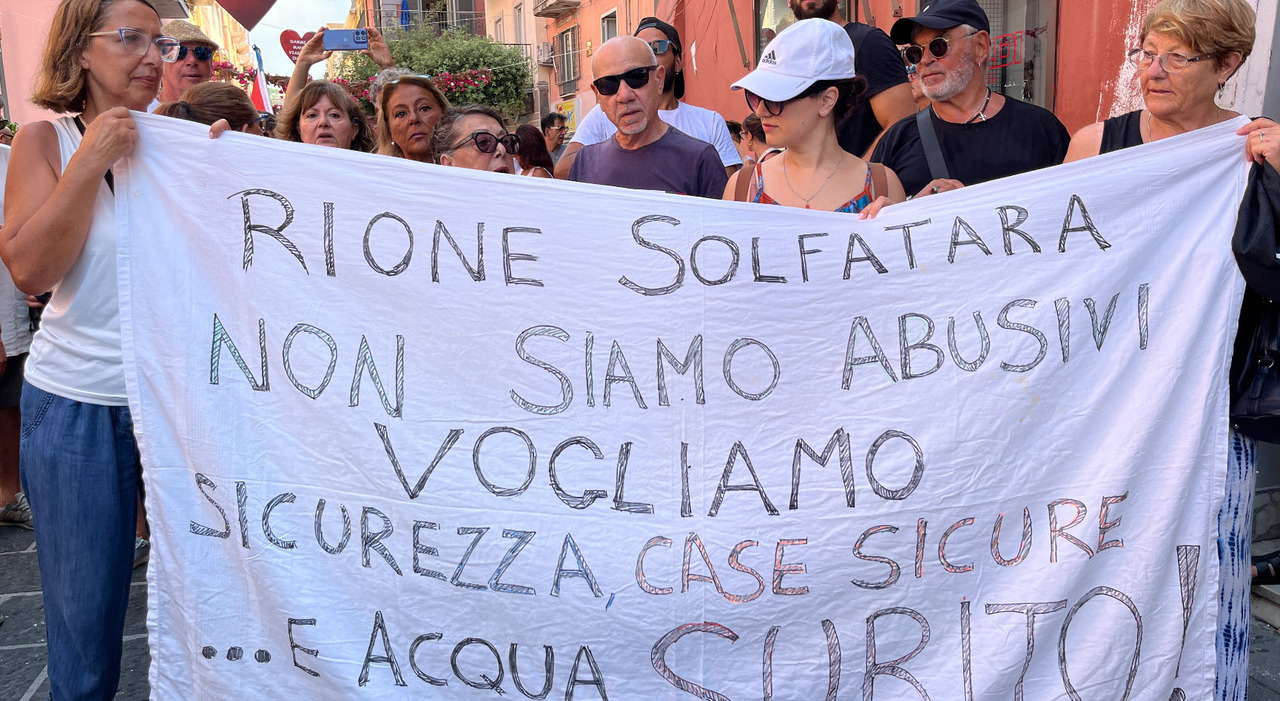 pozzuoli la protesta dei residenti dopo il terremoto siamo stanchi abbiamo bisogno di aiuto da Ilmattino.it pozzuoli la protesta dei residenti dopo il terremoto siamo stanchi abbiamo bisogno di aiuto