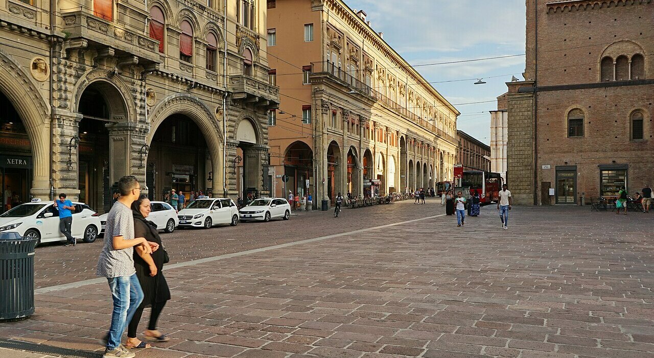 https://statics.cedscdn.it/photos/MED_HIGH/2026/08/04/9689745_04102330_guardia_giurata_morta_caldo_bologna_lavoro_usb.jpg