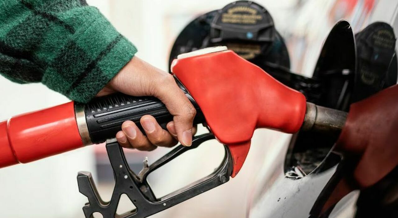 https://statics.cedscdn.it/photos/MED_HIGH/2026/08/04/9689825_04113738_taglio_accise_carburanti_prezzi_benzina_annacquata.jpg