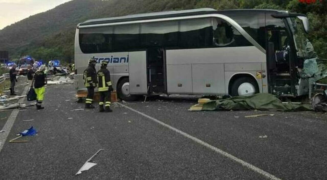 https://statics.cedscdn.it/photos/MED_HIGH/2026/08/04/9689863_04120715_incidente_terni_rieti_bus_camper_malore_autista_dash_cam.jpg