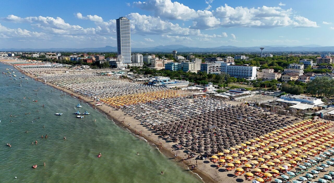 https://statics.cedscdn.it/photos/MED_HIGH/2026/08/04/9689865_04120754_spiaggia_panoramica_079126dff3.jpg