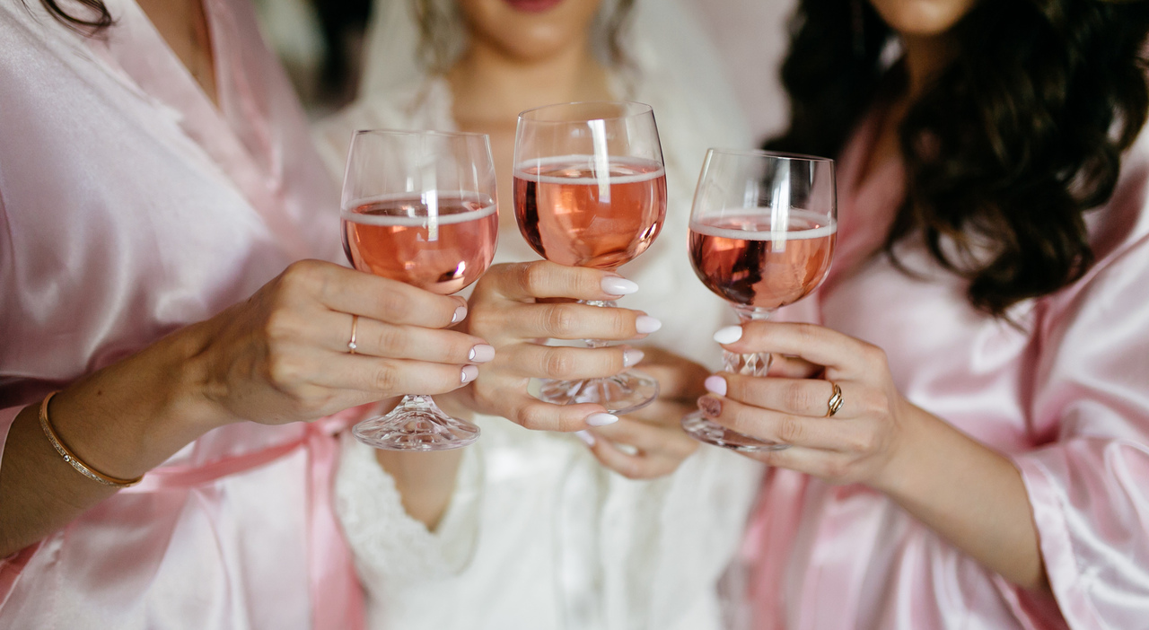 https://statics.cedscdn.it/photos/MED_HIGH/2026/08/04/9689983_04135635_beautiful_bride_portrait.jpg