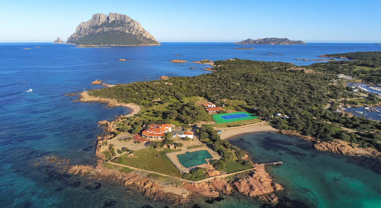 https://statics.cedscdn.it/photos/MED_HIGH/2026/08/04/9690293_04184453_villa_joy_tavolara_sequestro.jpg