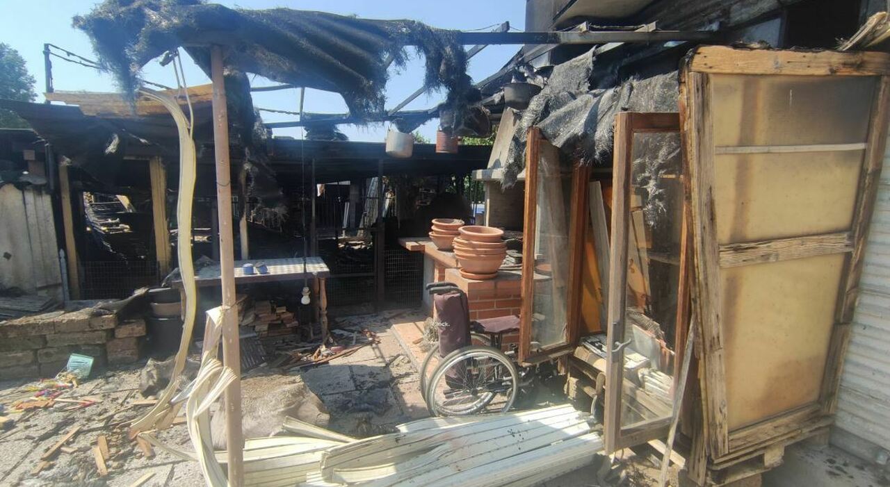 Incendio in legnaia a Fontaniva, vicino salva famiglia in piena notte