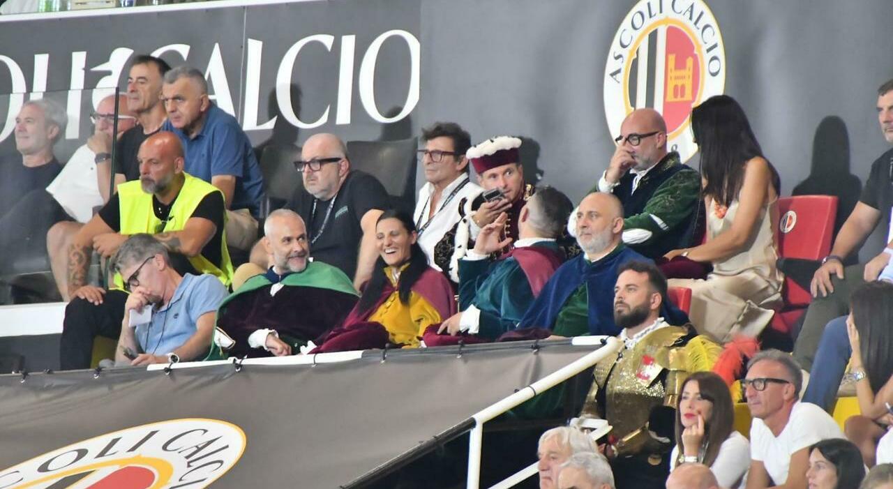 allo stadio da figuranti ma chi li ha autorizzati ascoli sindaco e cda in costume storico al del duca interrogazione di cappelli da Corriereadriatico.it allo stadio da figuranti ma chi li ha autorizzati ascoli sindaco e cda in costume storico al del duca interrogazione di cappelli