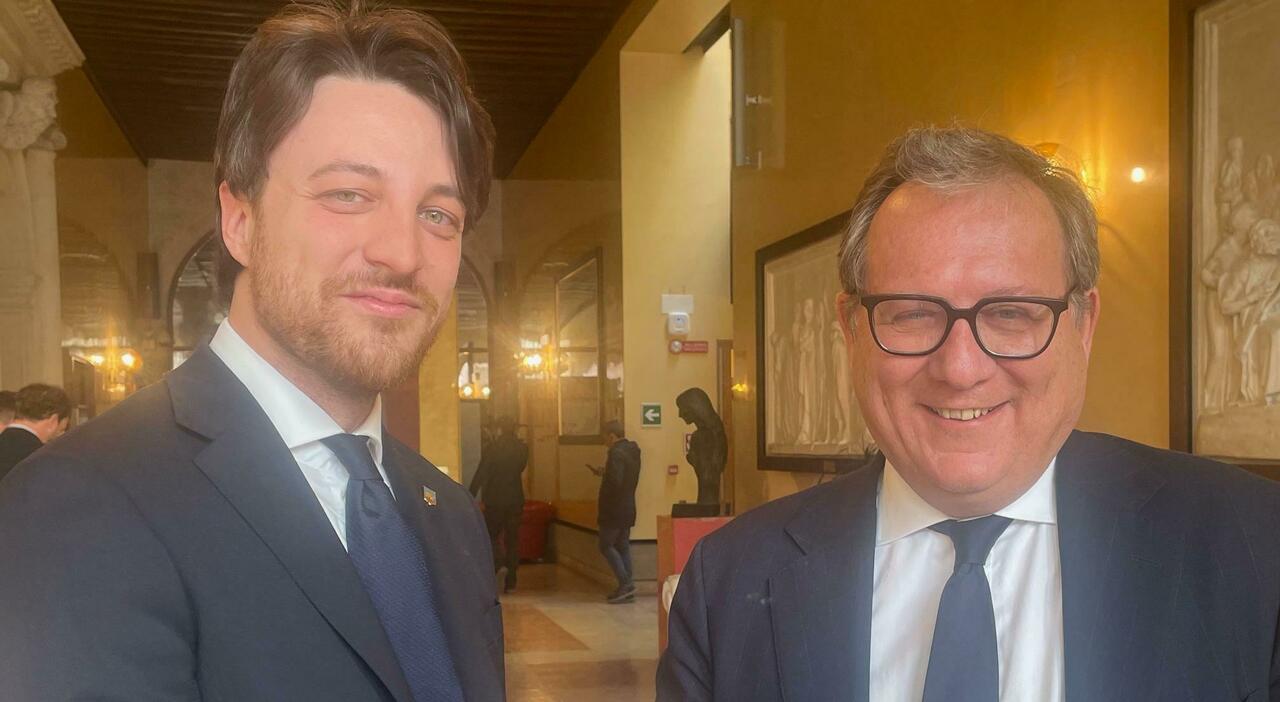 Due leader politici discutono su legge sul fine vita in un ambiente informale, con un tavolo e una bottiglia di vino