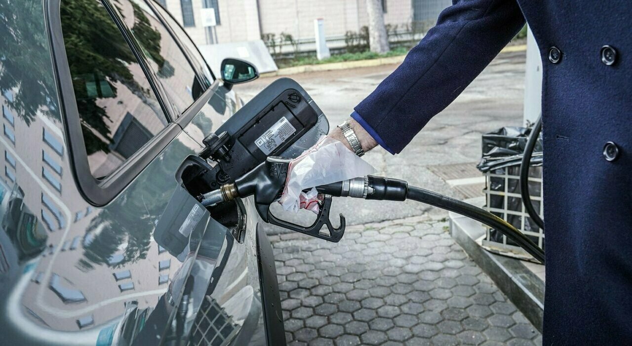https://statics.cedscdn.it/photos/MED_HIGH/2026/08/04/9690432_04211400_benzina_acqua_motori_risarcimenti.jpg