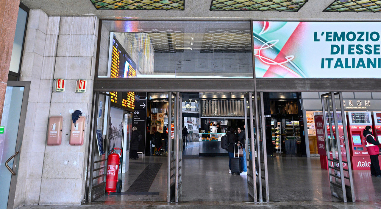 https://statics.cedscdn.it/photos/MED_HIGH/2026/08/04/9690449_04214106_carte_credito_clonate_biglietteria_stazione_skimmer.jpg