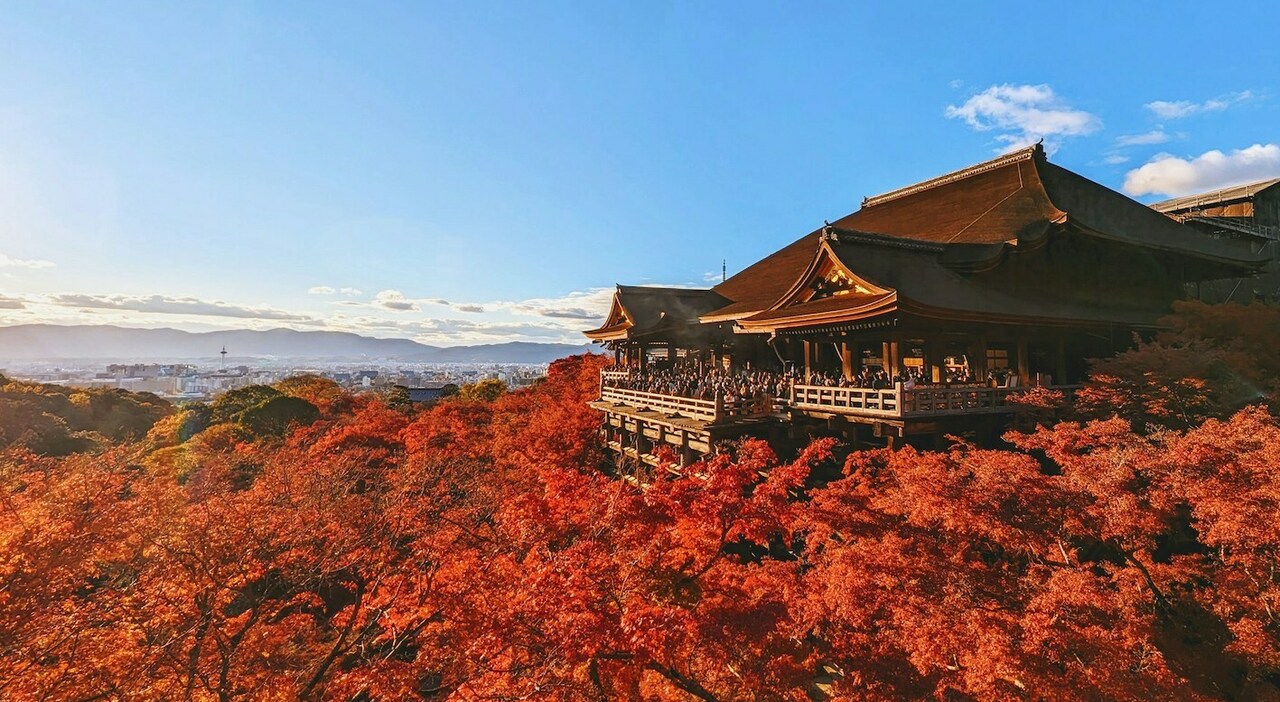 https://statics.cedscdn.it/photos/MED_HIGH/2026/08/05/9692158_05173038_kyomizudera_kyoto.jpg