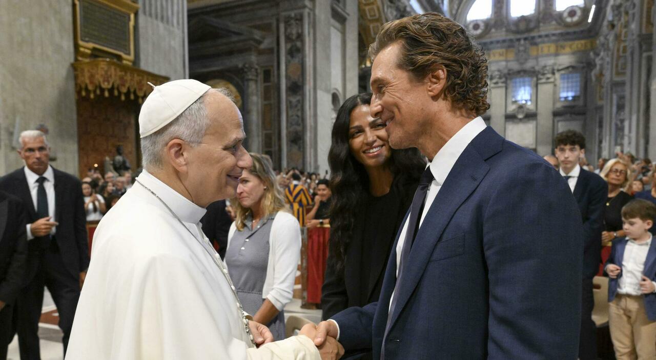 https://statics.cedscdn.it/photos/MED_HIGH/2026/08/05/9692276_05190536_papa_leone_matthew_mcconaughey_viaggio_america_latina_cintura_nera_oggi.jpg