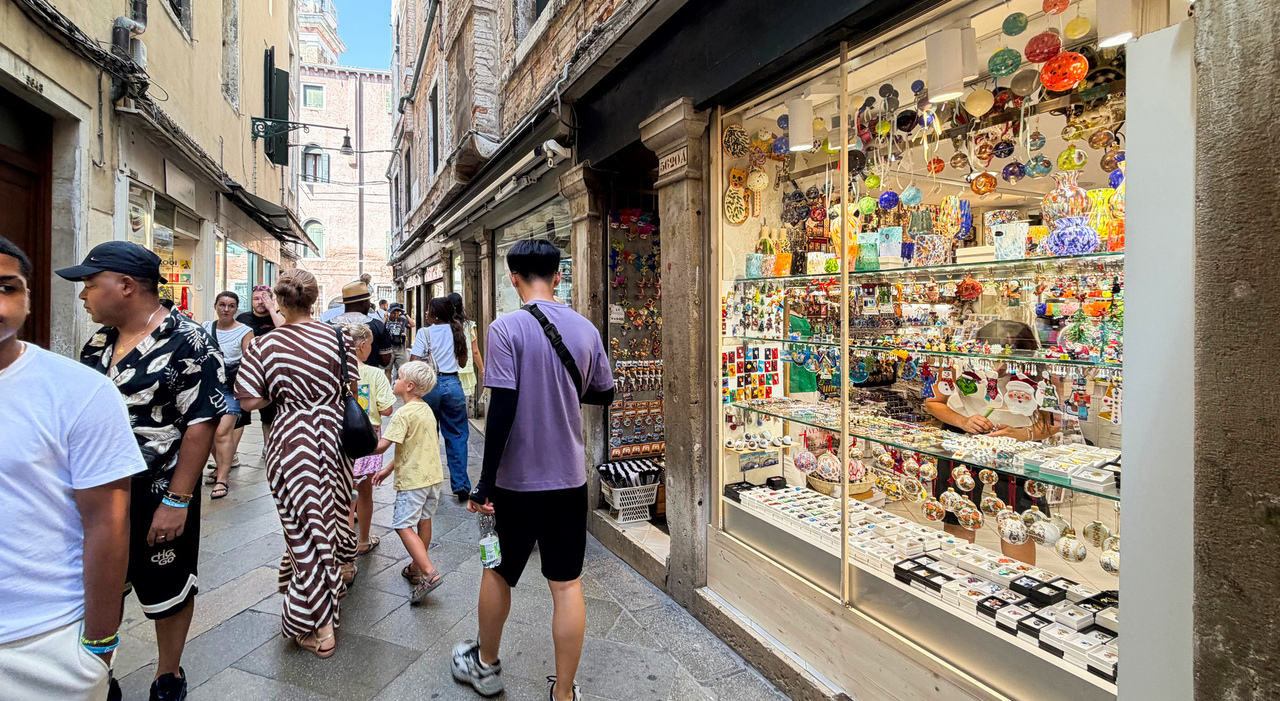 rissa in calle dolfin una persona viene spinta contro la vetrina di un negozio la manda in frantumi e si taglia il collo da Ilgazzettino.it rissa in calle dolfin una persona viene spinta contro la vetrina di un negozio la manda in frantumi e si taglia il collo