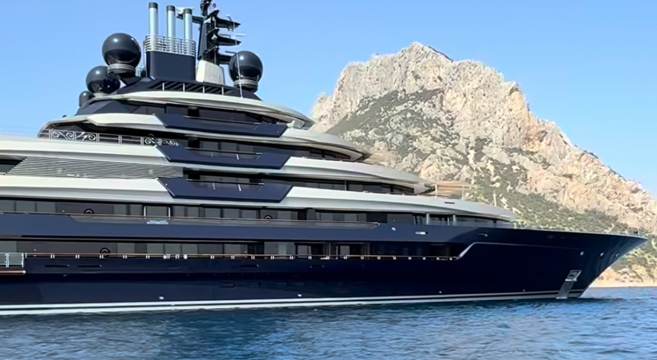 https://statics.cedscdn.it/photos/MED_HIGH/2026/08/06/9692544_19142844_luminance_yacht_lusso_prezzo_proprietario_chi_e.jpg