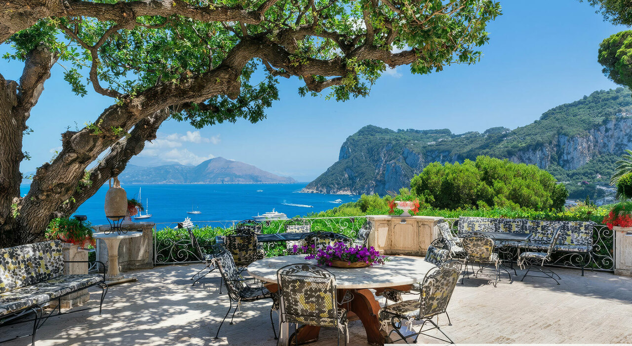 https://statics.cedscdn.it/photos/MED_HIGH/2026/08/06/9692570_28154127_01_villa_a_capri_in_via_roma.jpg