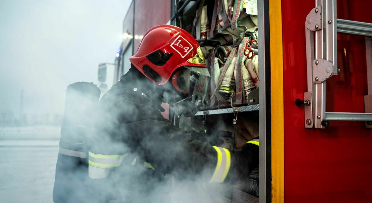 https://statics.cedscdn.it/photos/MED_HIGH/2026/08/06/9693571_06080736_vigili_del_fuoco_incendio.jpg