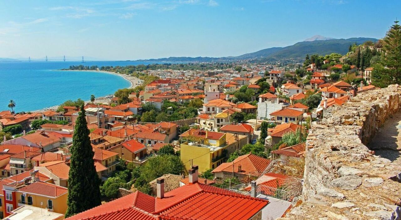 https://statics.cedscdn.it/photos/MED_HIGH/2026/08/06/9693779_06115337_trasferiti_grecia_crociera_akrata_comprare_casa.jpg