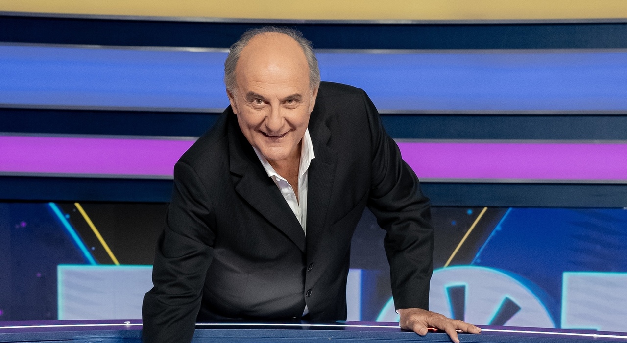 https://statics.cedscdn.it/photos/MED_HIGH/2026/08/06/9693943_06142338_gerry_scotti_mezzo_busto.jpg