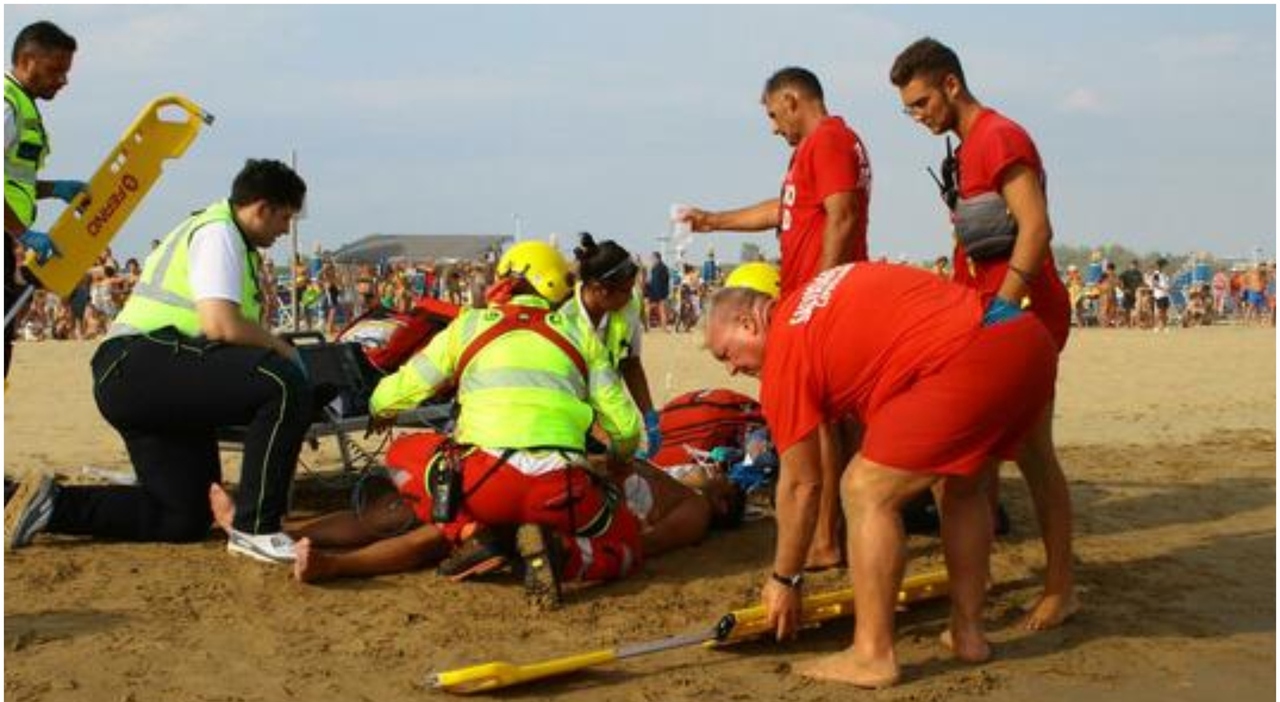 https://statics.cedscdn.it/photos/MED_HIGH/2026/08/06/9694107_06171334_17enne_morto_dopo_4_giorni_agonia_tuffo_pontile_jesolo_oggi.jpg