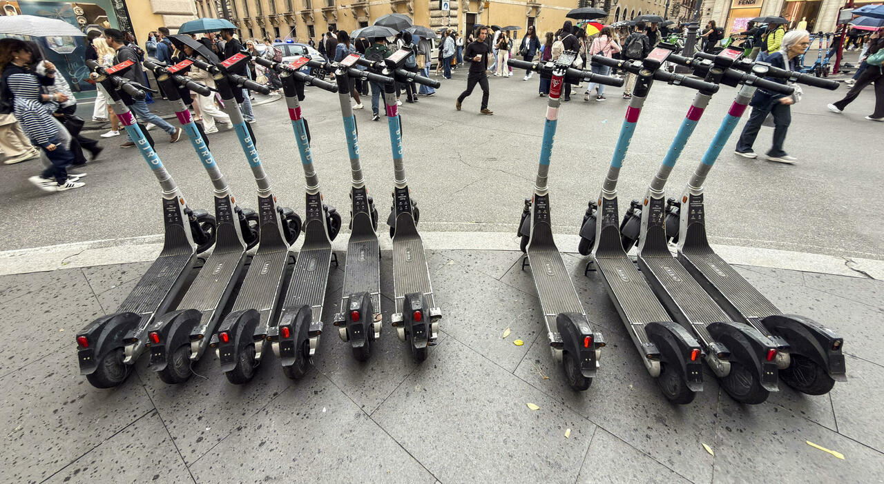 alcuni monopattini elettrici a Roma