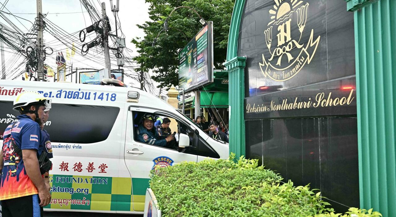https://statics.cedscdn.it/photos/MED_HIGH/2026/08/07/9694446_07070017_sparatoria_scuola_thailandia_bangkok_morti_feriti_studente.jpg