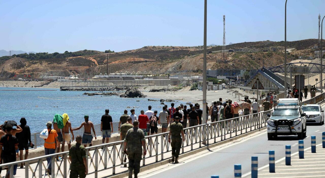 https://statics.cedscdn.it/photos/MED_HIGH/2026/08/07/9694633_07105632_ceuta_giovane_morto_parapendio_marocco.jpg