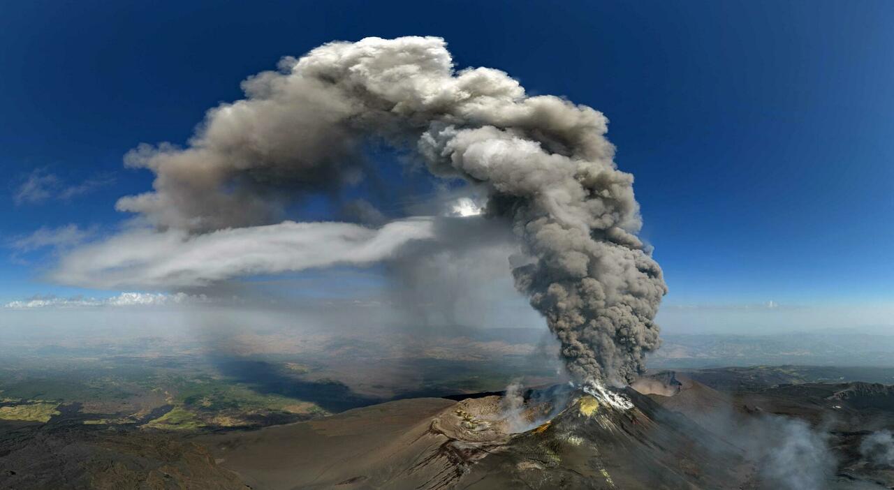 https://statics.cedscdn.it/photos/MED_HIGH/2026/08/07/9696048_07174024_etna_eruzione_fontana_lava_nuove_bocche_cenere_paesi_stop_voli_cosa_sta_succedendo_rischi.jpg