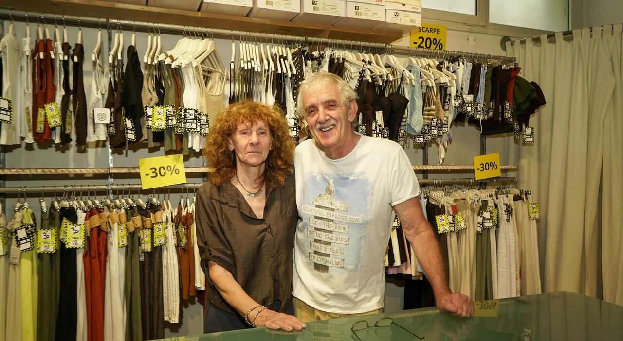 Negozio di abbigliamento Basic Storm chiude dopo 30 anni, vetrina vuota e clienti salutano