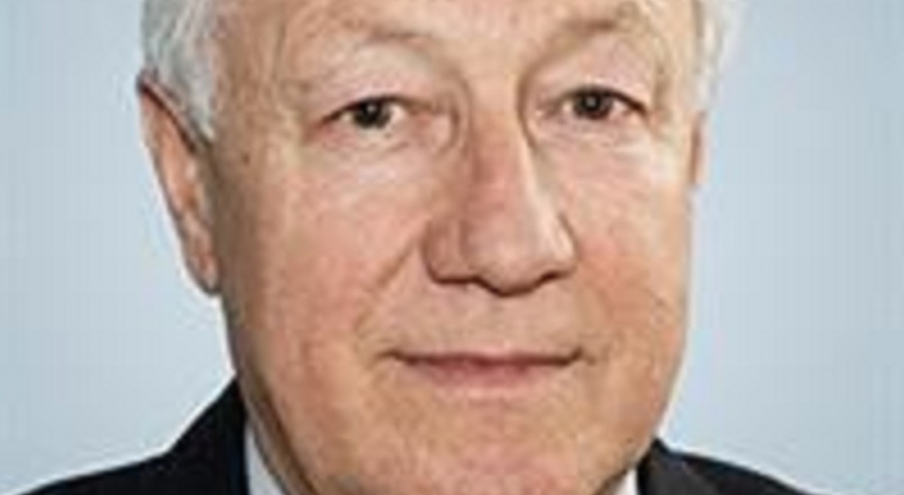 Angelo Del Col, originario di Fontanafredda, riceve l'onorificenza di Maestro del lavoro per aver progettato casette in legno per i friulani senza casa dopo il terremoto del 1976