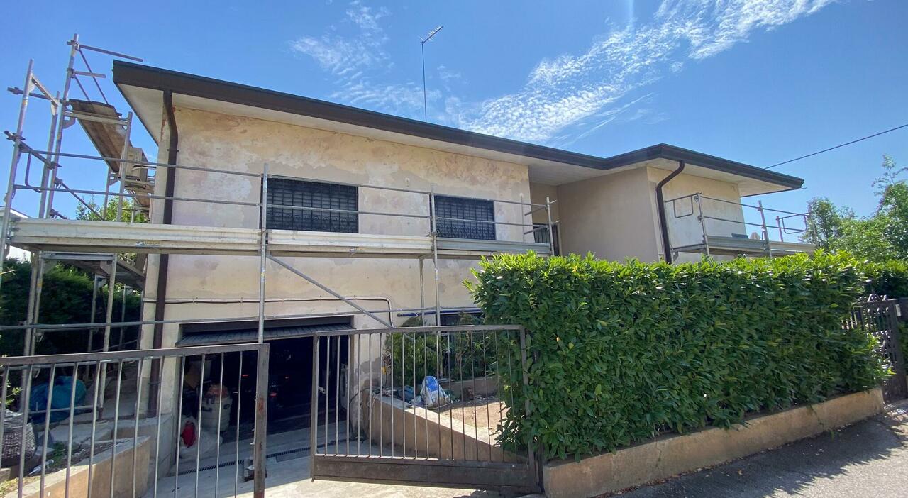 Un operaio moldavo viene trovato senza vita dopo un malore in cantiere, soccorsi chiamati dopo 4 ore