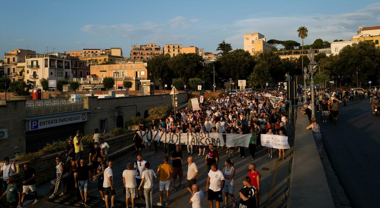 pozzuoli mezza citt224 senzacqua commercianti in crisi 232 protesta restituiamo le chiavi al comune da Ilmattino.it pozzuoli mezza citt224 senzacqua commercianti in crisi 232 protesta restituiamo le chiavi al comune