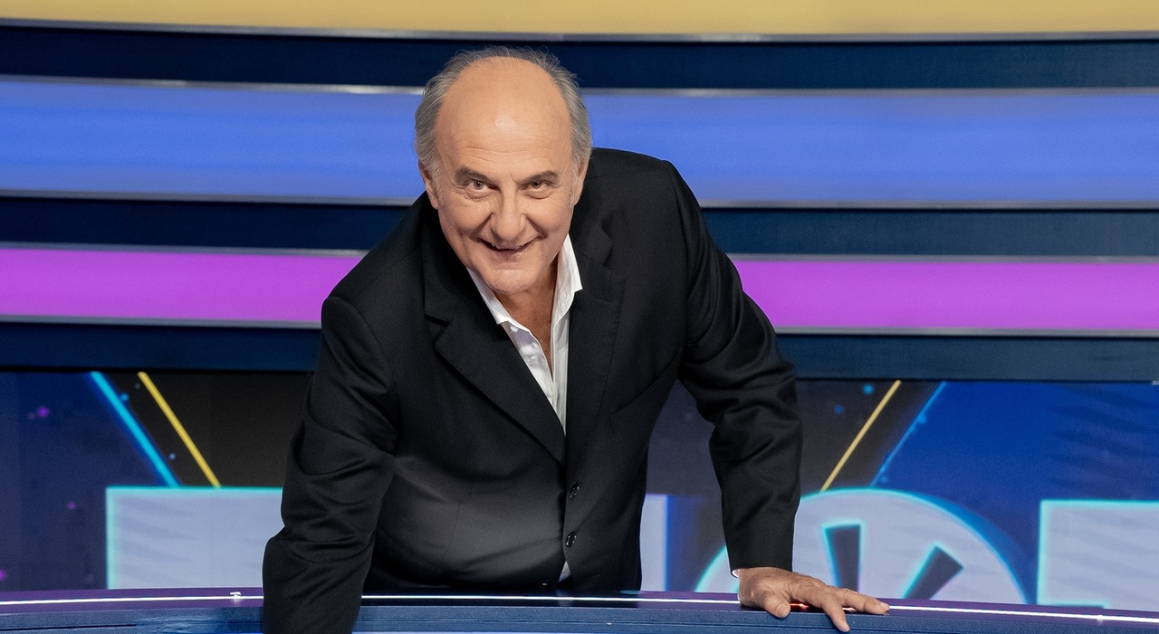 https://statics.cedscdn.it/photos/MED_HIGH/2026/08/07/9696281_07215055_gerry_scotti_mezzo_busto.jpg