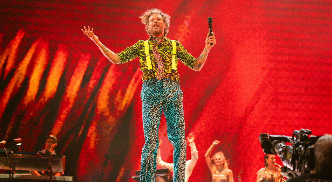 https://statics.cedscdn.it/photos/MED_HIGH/2026/08/08/9697337_08081348_jovanotti_alfa_olbia_buon_vento_maglietta_cosa_significa.jpg