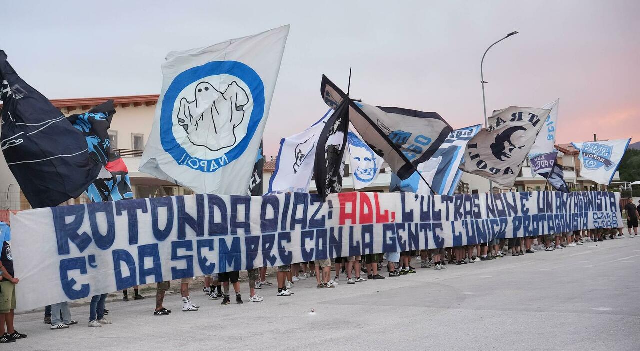 Castel di Sangro, arrivano gli ultras del Napoli. Lo striscione: Â«Il  centenario va ancora piÃ¹ onoratoÂ»