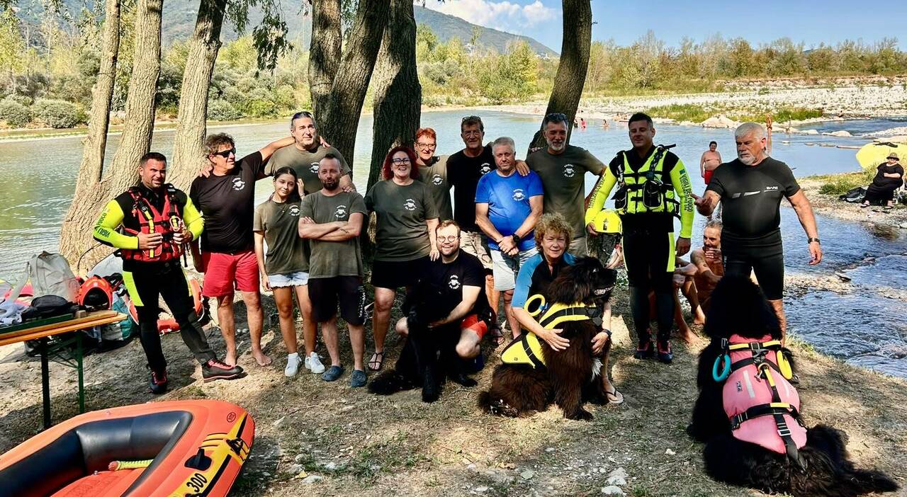 Un gruppo di persone si raduna lungo il fiume Piave per partecipare a un evento di sensibilizzazione sulla sicurezza