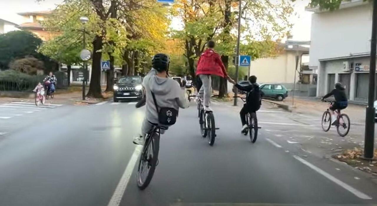 Uomo insegue e aggredisce ragazzino dopo che gruppo di bulli lo ha insultato e sfiorato in bici