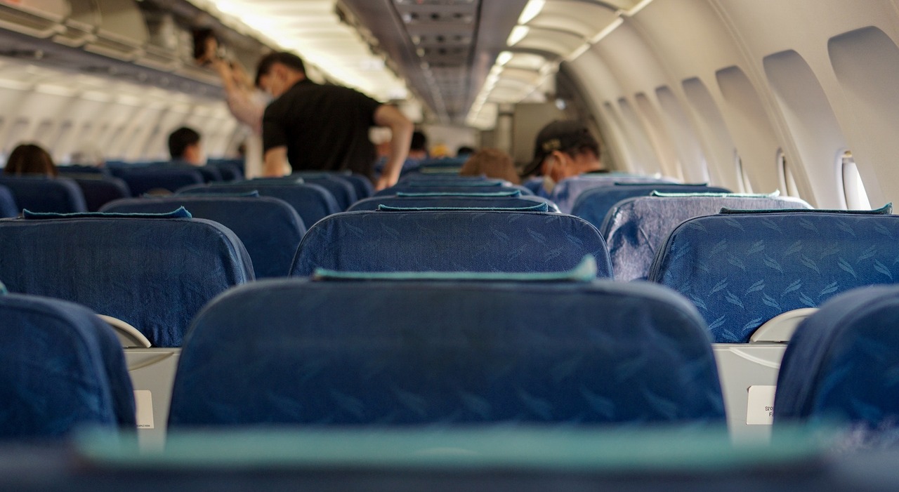 https://statics.cedscdn.it/photos/MED_HIGH/2026/08/08/9697923_08215253_bambino_blocca_aereo.jpg