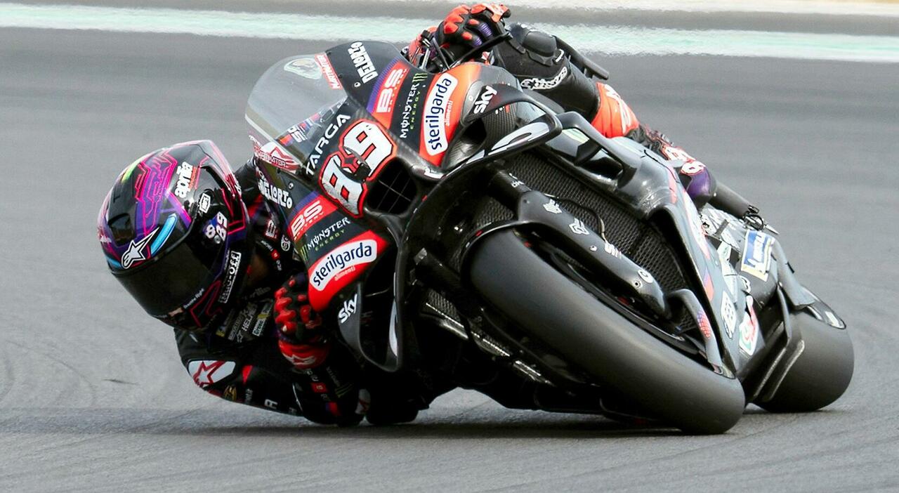 Jorge Martin con l'Aprilia sulla pista di Silverstone